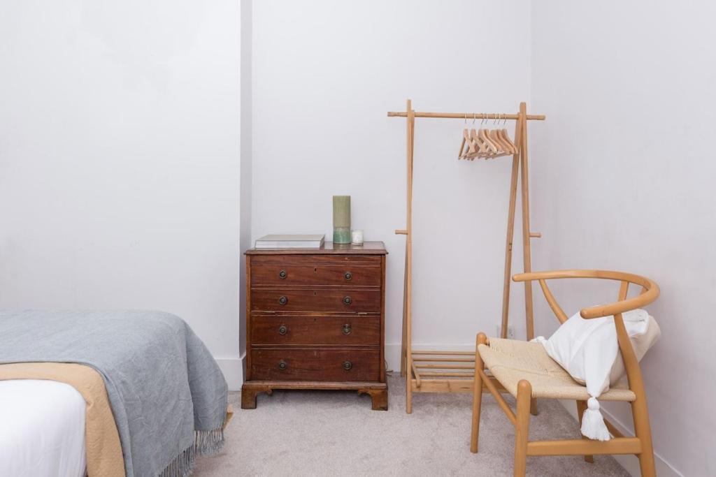 Casa de Férias Newly Renovated Large 4/5 Bedroom Victorian Terrace House With Garden. *